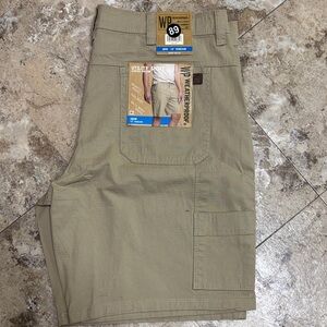 Weatherproof - NWT Men’s Utility Cargo Shorts - Khaki (size 38)